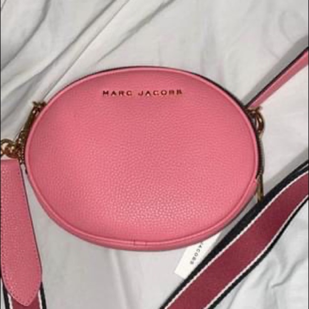 Marc Jacobs handbag, worn a couple times. A beautiful bubble gum pink!